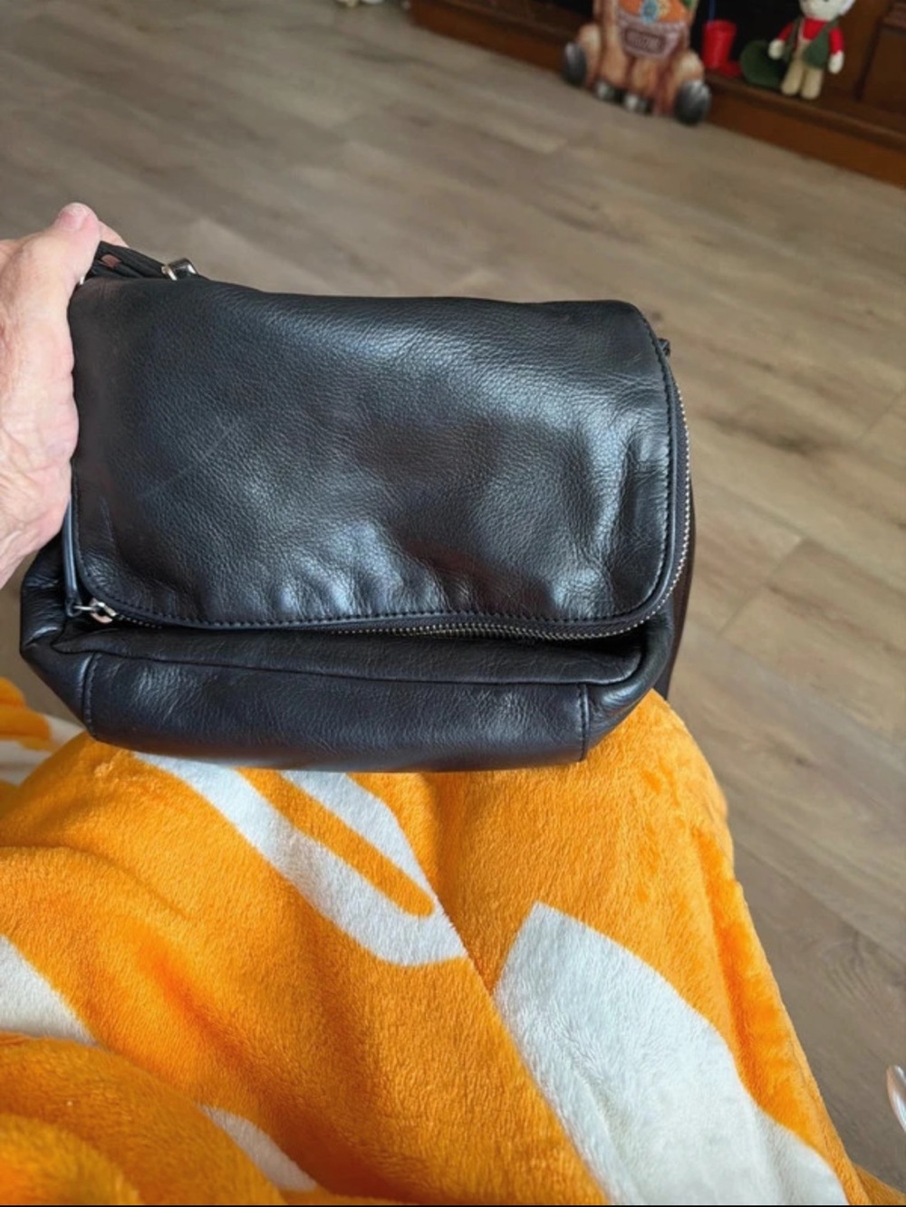Compact Black Leather Crossbody Bag with Front Flap